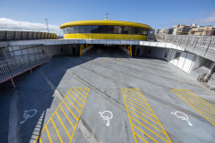 Vista de la cubierta vehicular con señalización de  plazas de aparcamiento reservadas