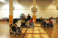 Usuarios jugando un partido de baloncesto 