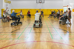 Usurarios realizando actividades en la cancha de baloncesto